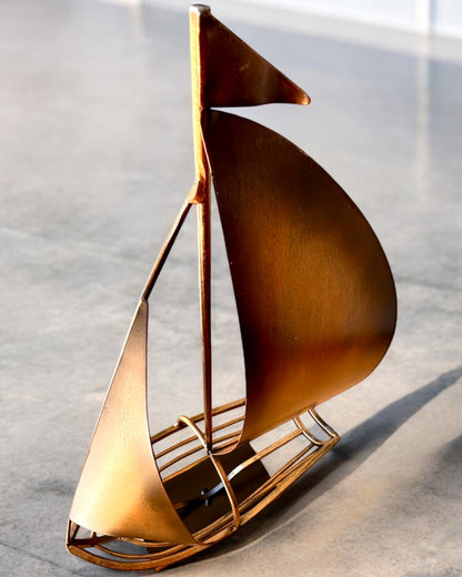 Metall-Weinregal 45 cm hoch, "Seglerfantasie" - in Form eines Segelschiffs mit Gravurmöglichkeit als Geschenk