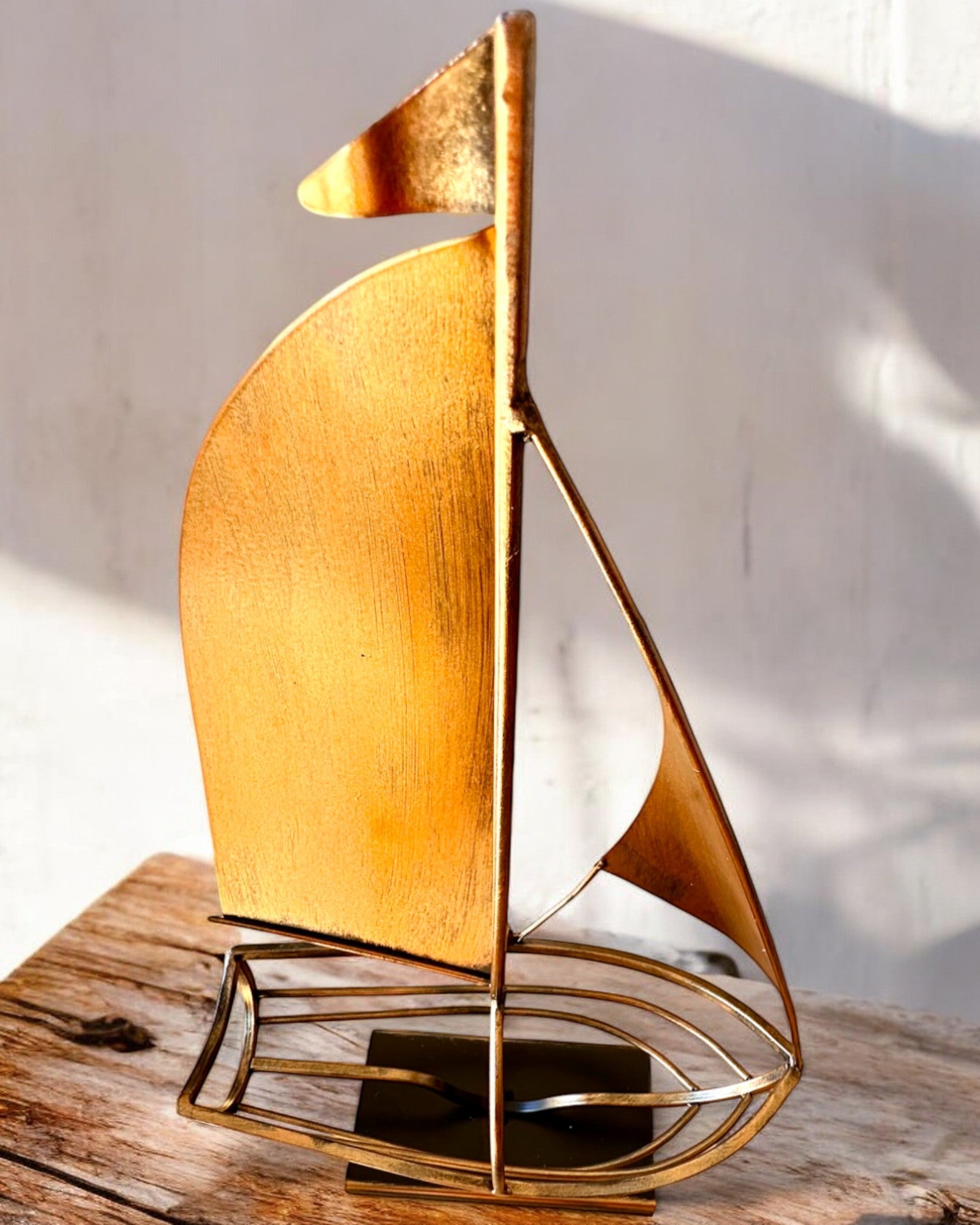 Metall-Weinregal 45 cm hoch, "Seglerfantasie" - in Form eines Segelschiffs mit Gravurmöglichkeit als Geschenk