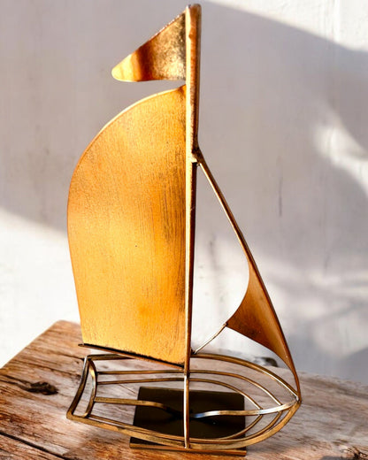 Metall-Weinregal 45 cm hoch, "Seglerfantasie" - in Form eines Segelschiffs mit Gravurmöglichkeit als Geschenk