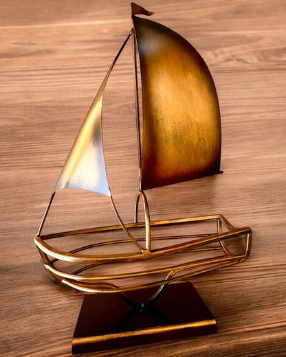 Metall-Weinregal 45 cm hoch, "Seglerfantasie" - in Form eines Segelschiffs mit Gravurmöglichkeit als Geschenk