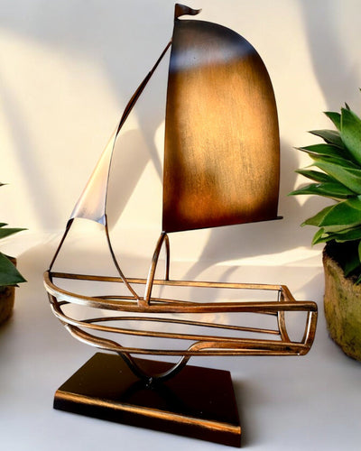 Metall-Weinregal 45 cm hoch, "Seglerfantasie" - in Form eines Segelschiffs mit Gravurmöglichkeit als Geschenk