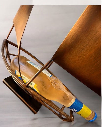 Metall-Weinregal 45 cm hoch, "Seglerfantasie" - in Form eines Segelschiffs mit Gravurmöglichkeit als Geschenk