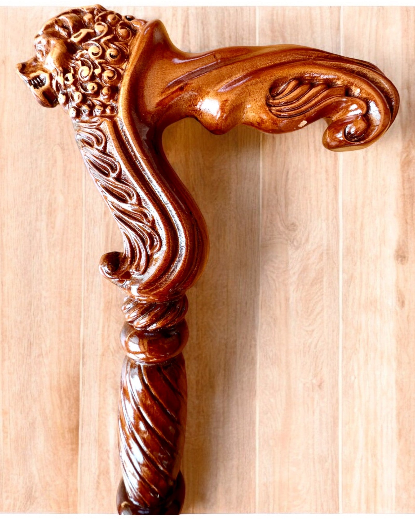 Spazierstock 'König des Dschungels', aus Holz, mit Möglichkeit zur Personalisierung durch Gravur