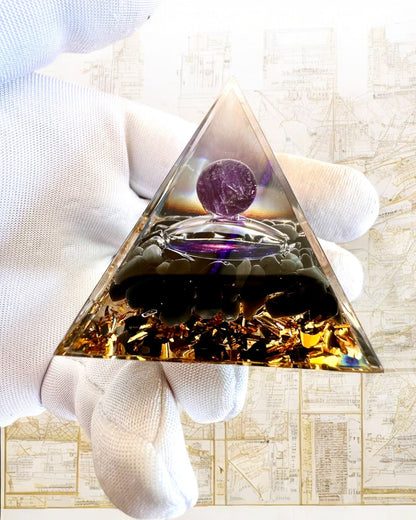 Orgonit-Energiepyramide der Kosmischen Energie - Amulett mit Amethyst und Spänen