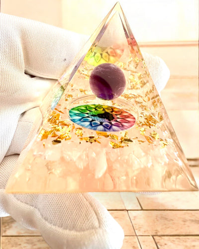 Orgonit-Energiepyramide Energiepyramide „Harmonie des Lichts“ - Kristall, als Geschenk