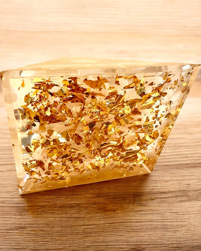 Orgonit-Energiepyramide mit weißen Steinen - "Golden Harmony", ideal als Geschenk