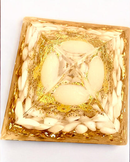 Orgonit-Energiepyramide mit weißen Steinen - "Golden Harmony", ideal als Geschenk
