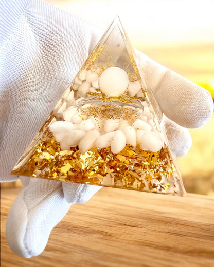Orgonit-Energiepyramide mit weißen Steinen - "Golden Harmony", ideal als Geschenk