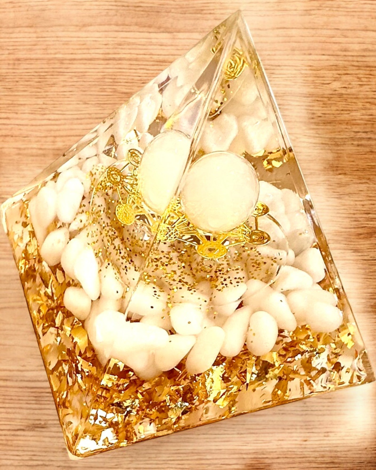 Orgonit-Energiepyramide mit weißen Steinen - "Golden Harmony", ideal als Geschenk