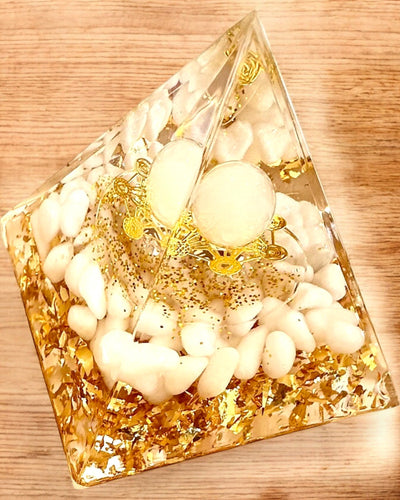 Orgonit-Energiepyramide mit weißen Steinen - "Golden Harmony", ideal als Geschenk