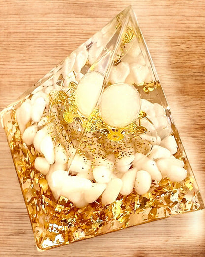 Orgonit-Energiepyramide mit weißen Steinen - "Golden Harmony", ideal als Geschenk