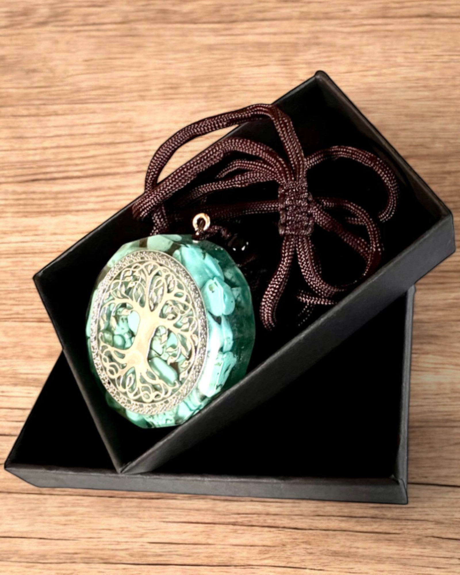 Amulett "Baum des Lebens" mit Türkis – Deine persönliche Stärke, Halskette als Geschenk, Personalisierung mit Gravur