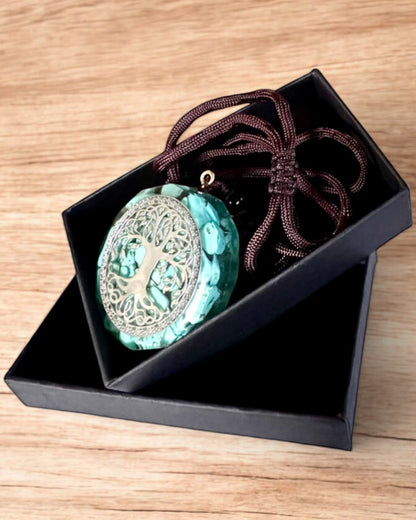 Amulett "Baum des Lebens" mit Türkis – Deine persönliche Stärke, Halskette als Geschenk, Personalisierung mit Gravur