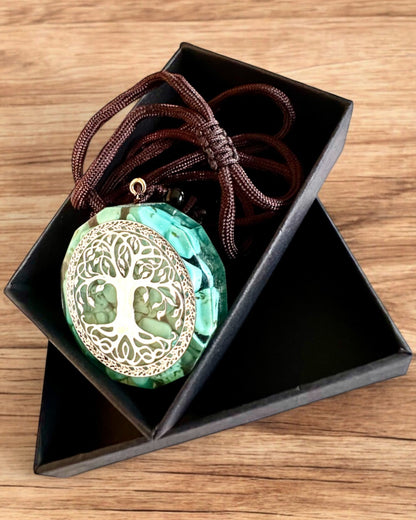 Amulett "Baum des Lebens" mit Türkis – Deine persönliche Stärke, Halskette als Geschenk, Personalisierung mit Gravur