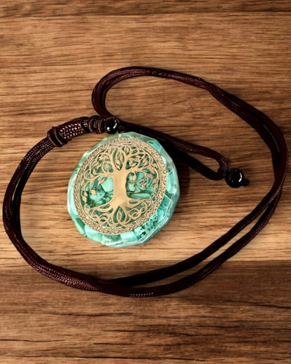 Amulett "Baum des Lebens" mit Türkis – Deine persönliche Stärke, Halskette als Geschenk, Personalisierung mit Gravur