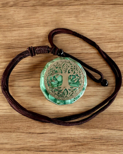 Amulett "Baum des Lebens" mit Türkis – Deine persönliche Stärke, Halskette als Geschenk, Personalisierung mit Gravur