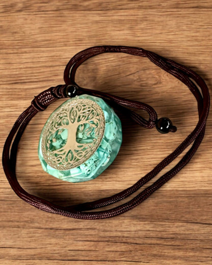 Amulett "Baum des Lebens" mit Türkis – Deine persönliche Stärke, Halskette als Geschenk, Personalisierung mit Gravur