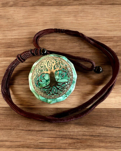 Amulett "Baum des Lebens" mit Türkis – Deine persönliche Stärke, Halskette als Geschenk, Personalisierung mit Gravur