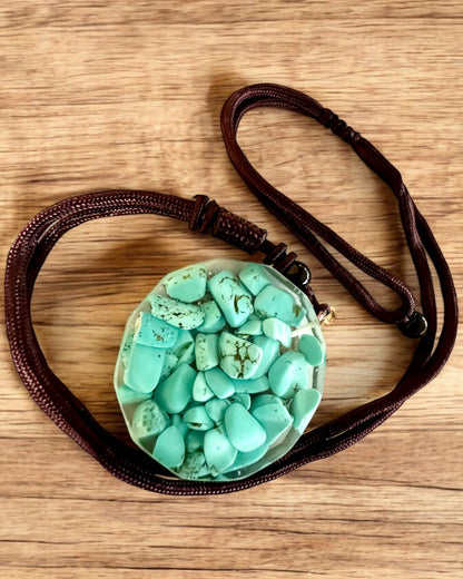 Amulett "Baum des Lebens" mit Türkis – Deine persönliche Stärke, Halskette als Geschenk, Personalisierung mit Gravur