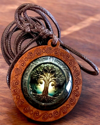 Amulett des Lebens "Stammbaum" - Handgefertigte Halskette aus Holz und Glas, mit der Möglichkeit zur Personalisierung durch Gravur als Geschenk
