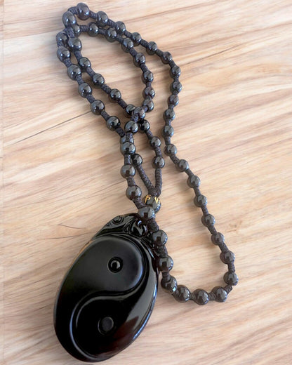 Obsidian Yin Yang Amulett mit Gravur - Harmonie und Schutz, personalisierte Gravur als Geschenk