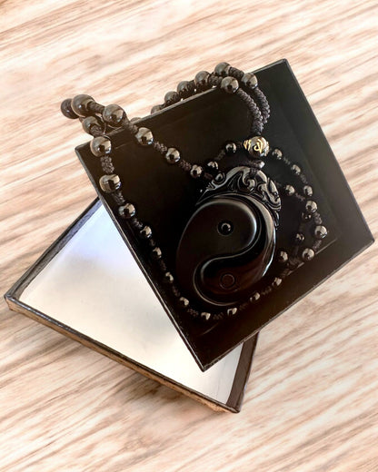 Obsidian Yin Yang Amulett mit Gravur - Harmonie und Schutz, personalisierte Gravur als Geschenk