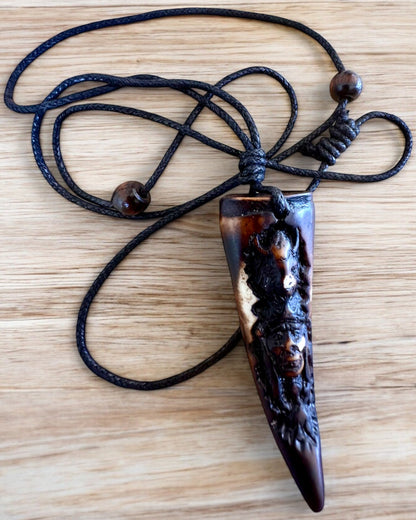 Wilczy Kieł Halskette, Amulett aus Harz - Mystische Kraft der Natur, Möglichkeit zur Personalisierung mit Gravur als Geschenk