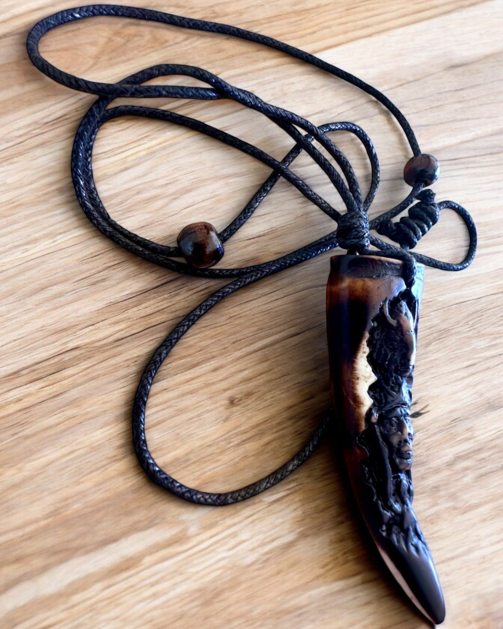 Wilczy Kieł Halskette, Amulett aus Harz - Mystische Kraft der Natur, Möglichkeit zur Personalisierung mit Gravur als Geschenk