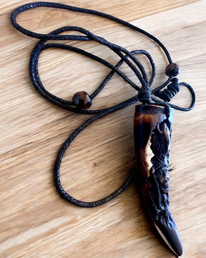 Wilczy Kieł Halskette, Amulett aus Harz - Mystische Kraft der Natur, Möglichkeit zur Personalisierung mit Gravur als Geschenk