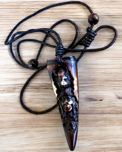 Wilczy Kieł Halskette, Amulett aus Harz - Mystische Kraft der Natur, Möglichkeit zur Personalisierung mit Gravur als Geschenk