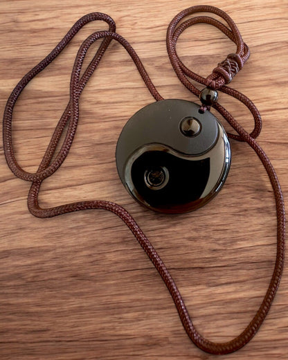 Boho-Halskette aus Obsidian Yin Yang Tai Chi, personalisierbar mit Gravur als Geschenk