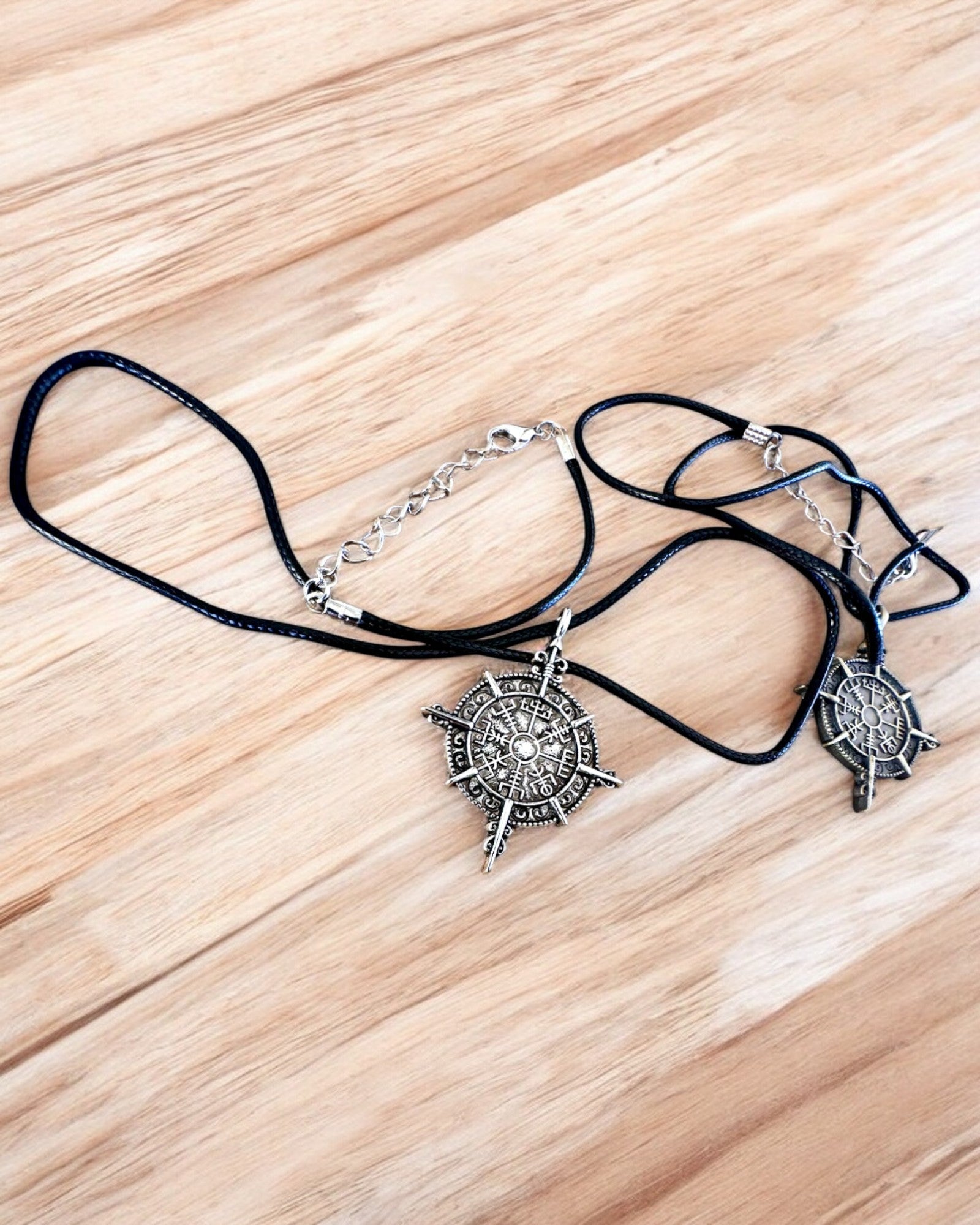Amulett "Wojownik Północy" - Wikingerkompass, personalisierbar mit Gravur als Geschenk, 2 Varianten zur Auswahl