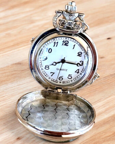 Taschenuhr "CloverTime" mit vierblättrigem Kleeblatt-Motiv, personalisierbar mit Gravur als Geschenk