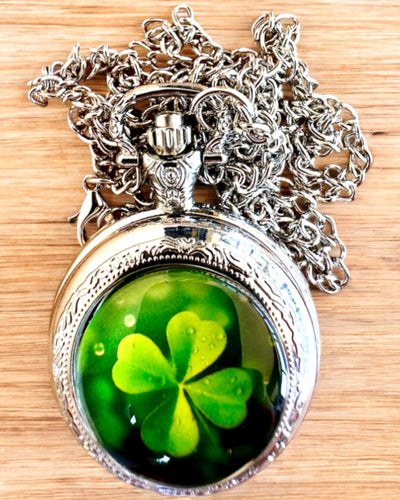 Taschenuhr "CloverTime" mit vierblättrigem Kleeblatt-Motiv, personalisierbar mit Gravur als Geschenk