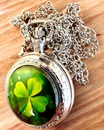 Taschenuhr "CloverTime" mit vierblättrigem Kleeblatt-Motiv, personalisierbar mit Gravur als Geschenk