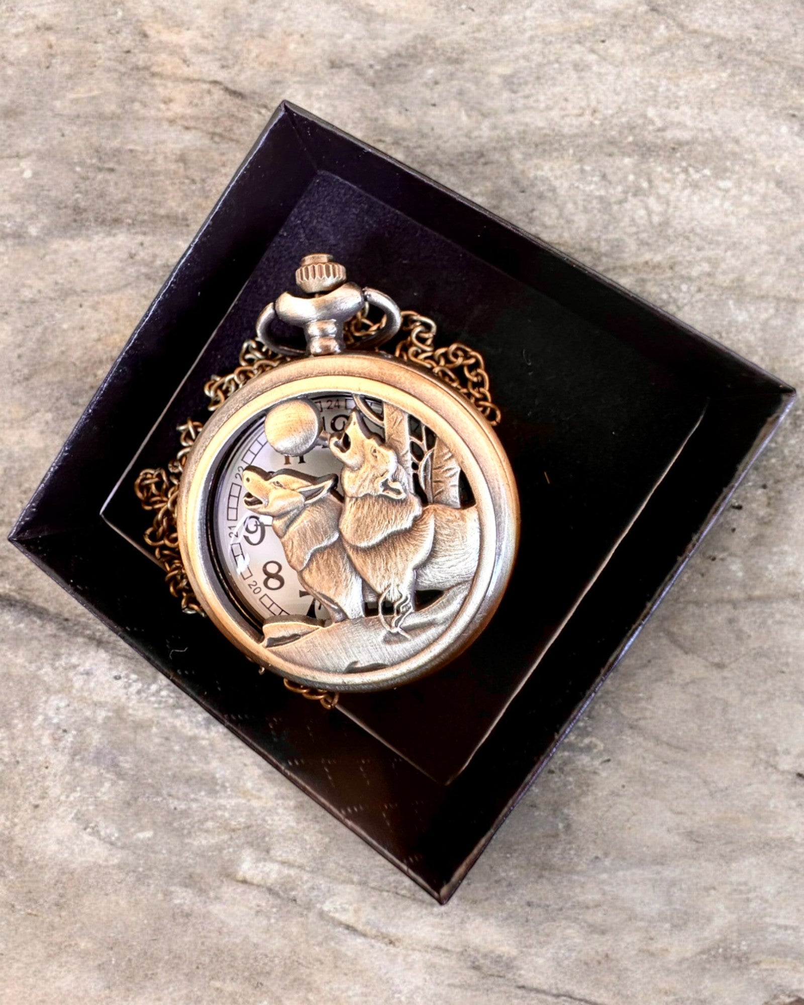 „Luna Wolf” – Stilvolle Taschenuhr mit Wölfen, personalisierbar mit Gravur als Geschenk