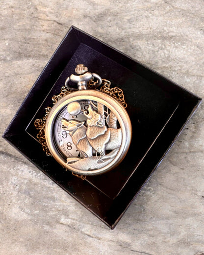 „Luna Wolf” – Stilvolle Taschenuhr mit Wölfen, personalisierbar mit Gravur als Geschenk