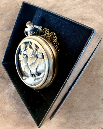 „Luna Wolf” – Stilvolle Taschenuhr mit Wölfen, personalisierbar mit Gravur als Geschenk