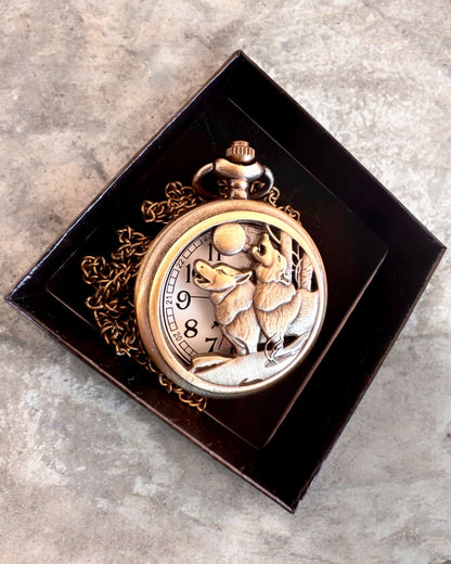 „Luna Wolf” – Stilvolle Taschenuhr mit Wölfen, personalisierbar mit Gravur als Geschenk