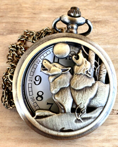 „Luna Wolf” – Stilvolle Taschenuhr mit Wölfen, personalisierbar mit Gravur als Geschenk