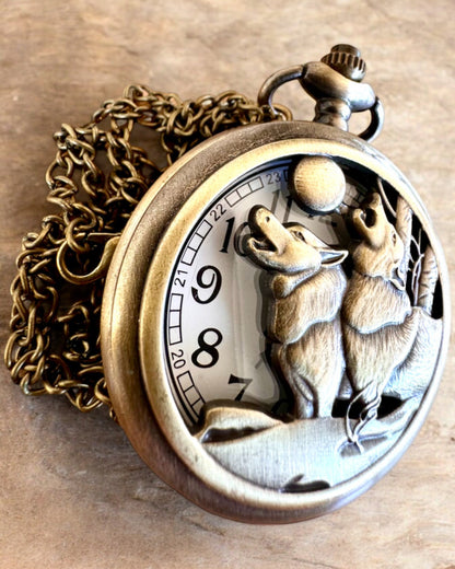 „Luna Wolf” – Stilvolle Taschenuhr mit Wölfen, personalisierbar mit Gravur als Geschenk
