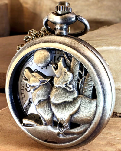 „Luna Wolf” – Stilvolle Taschenuhr mit Wölfen, personalisierbar mit Gravur als Geschenk