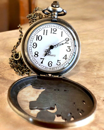 „Luna Wolf” – Stilvolle Taschenuhr mit Wölfen, personalisierbar mit Gravur als Geschenk