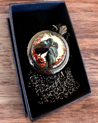 Taschenuhr 'Kuss der Raben' mit Gravur – Personalisierung mit Gravur als Geschenk