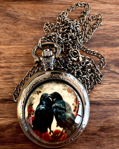 Taschenuhr 'Kuss der Raben' mit Gravur – Personalisierung mit Gravur als Geschenk