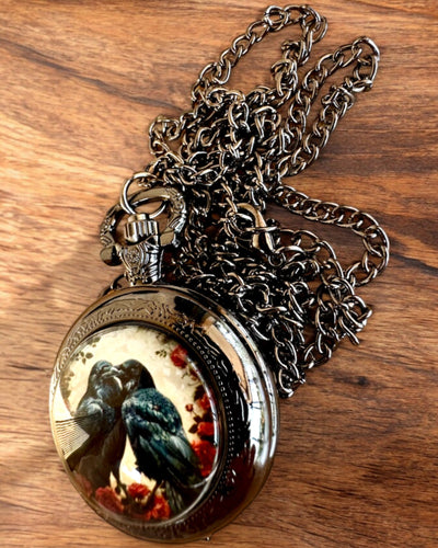 Taschenuhr 'Kuss der Raben' mit Gravur – Personalisierung mit Gravur als Geschenk