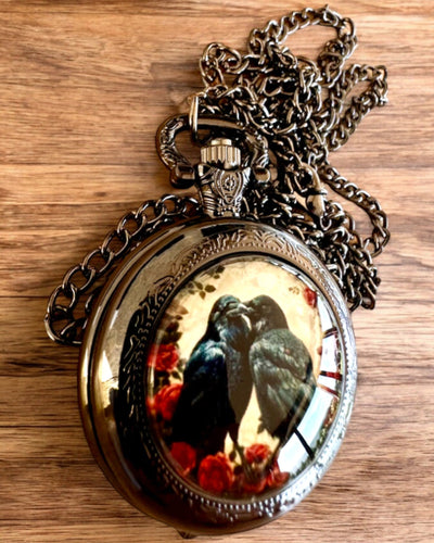 Taschenuhr 'Kuss der Raben' mit Gravur – Personalisierung mit Gravur als Geschenk