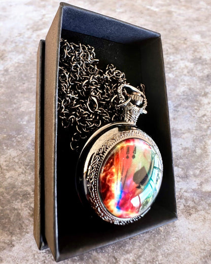 Taschenuhr "Magisches Deck" - Stilvolles Accessoire aus Edelstahl, personalisiert mit Gravur als Geschenk