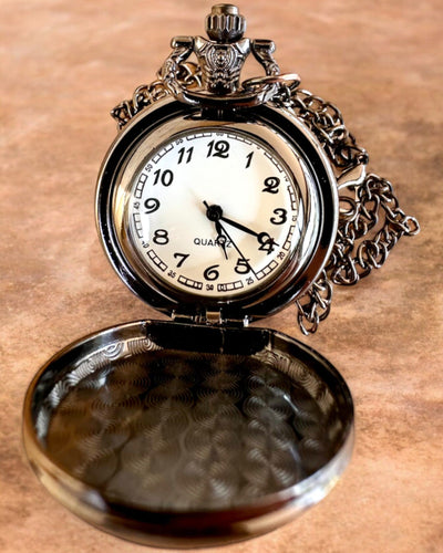 Taschenuhr "Magisches Deck" - Stilvolles Accessoire aus Edelstahl, personalisiert mit Gravur als Geschenk