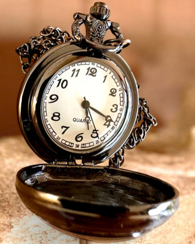 Taschenuhr "Magisches Deck" - Stilvolles Accessoire aus Edelstahl, personalisiert mit Gravur als Geschenk